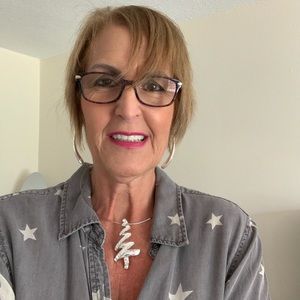 Meet your Posher, Lorie